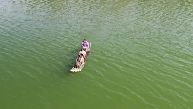 या तीन विद्यार्थ्यांची शाळा घरापासून जवळपास 4 किलोमीटर अंतरावर आहे.