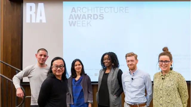 ผศ. บุญเสริม เปรมธาดา (2 จากซ้าย) ที่งานประกาศรางวัล Royal Academy Dorfman Award ในกรุงลอนดอน