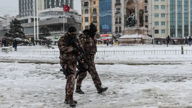 Türkiyə xüsusi qüvvələri qarla bürünmüş Taksim Meydanında patrul edirlər.