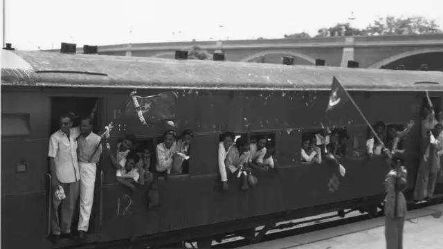 ১৯৪৭ সালে ভারত ও পাকিস্তান নামে দুই আলাদা রাষ্ট্র তৈরি হলে-উর্দুভাষী অনেকে চলে আসেন তৎকালীন পূর্ব পাকিস্তানে।