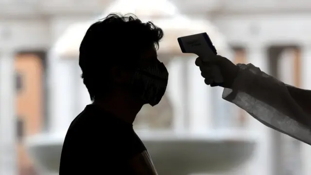 梵蒂岡聖伯多祿大教堂一名入殿信徒接受體溫檢測（18/5/2020）