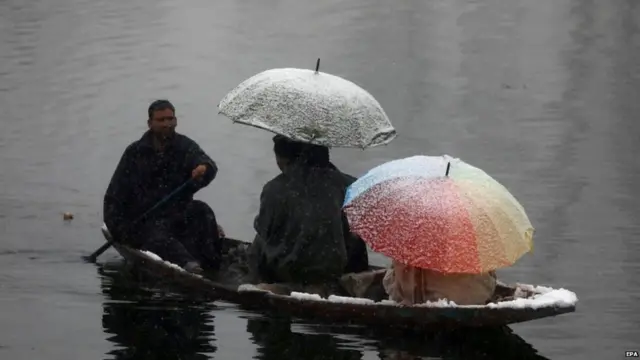 دل جھیل میں کشتی