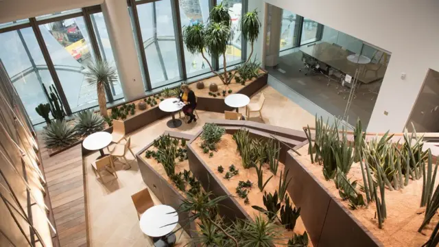 El interior de la nueva embajada de EE.UU. en Londres