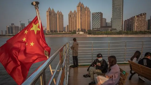 Barco com bandeira chinesa