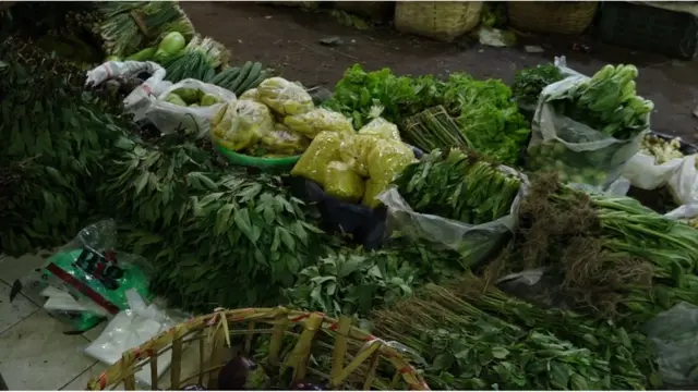 လူသွားလမ်းဘေးမှာ အစားအစာ ခင်းကျင်းရောင်းချတဲ့ ဓလေ့ထုံးစံဟာ မြန်မာပြည် အနှံ့အပြားမှာ ဆက်လက်ရှိနေဆဲ