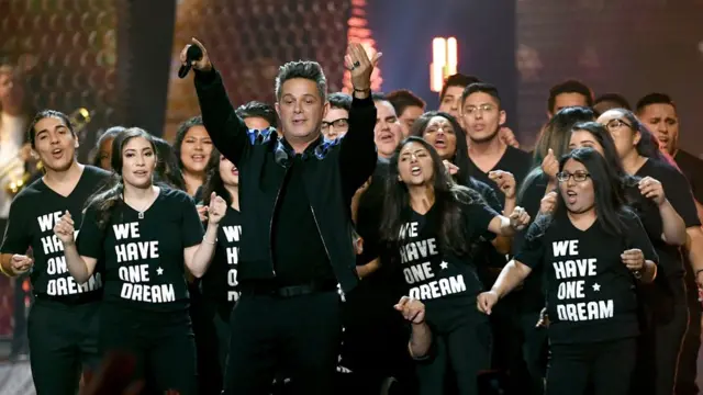 Alejandro Sanz y un grupo de Dreamers en los Grammy Latinos, Las Vegas, Nevada