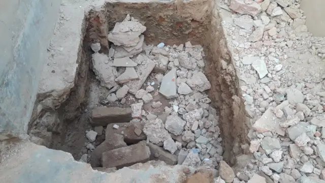 এভাবেই মাটির নিচে রাখা ছিল সিন্দুকটি।