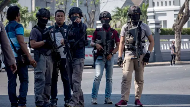 Pasukan Brimob berpatroli