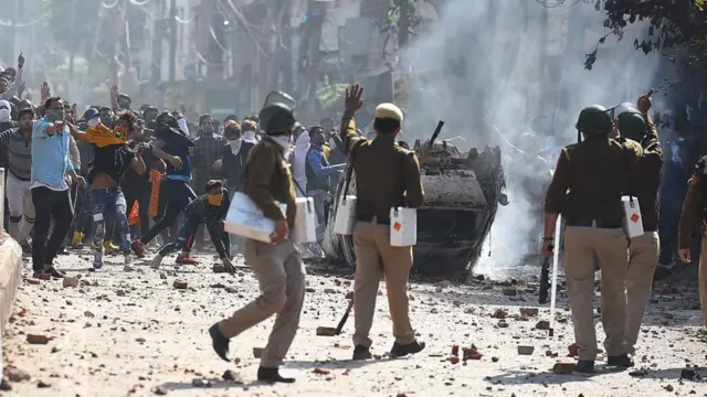 Policiais tentam parar manifestantes durante confrontos