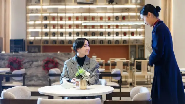 식당 안 손님과 직원