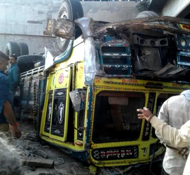 ઊંધી વળેલી ટ્રકનો ફોટો