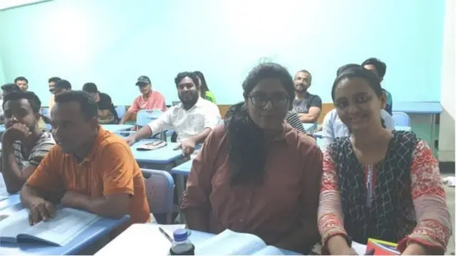 ঢাকার একটি শিক্ষা প্রতিষ্ঠানের ক্লাসে অংশ নিয়েছেন শিক্ষার্থীরা