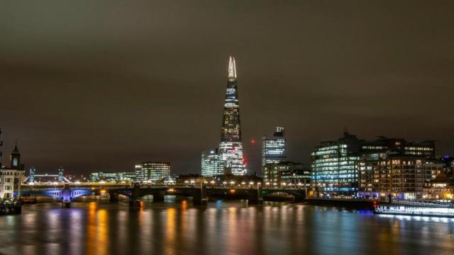 Fotografia colorida mostra um enorme arranha-céu iluminadosenhas pokerLondres, à noite