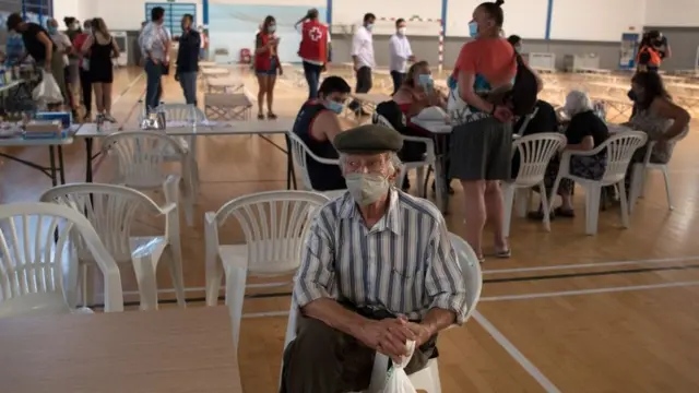 Эвакуированные люди в спортивном центре