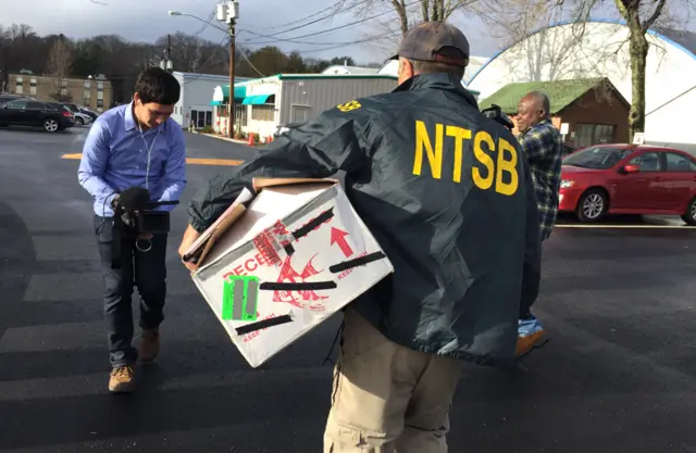 Bill English lleva los fragmentos del avión.