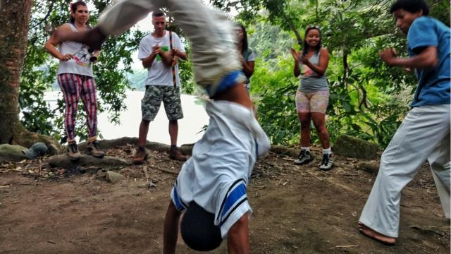 Praticantes jogam capoeira no Quilombo Camorim