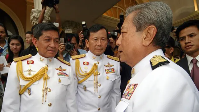 พล.อ.สนธิ บุญยรัตกลิน หัวหน้า คปค. (คนซ้าย) แต่งตั้งให้ พล.อ.สุรยุทธ์ จุลานนท์ เป็นนายกรัฐมนตรี (คนขวา) หลังก่อรัฐประหารเมื่อวันที่ 19 ก.ย.2549