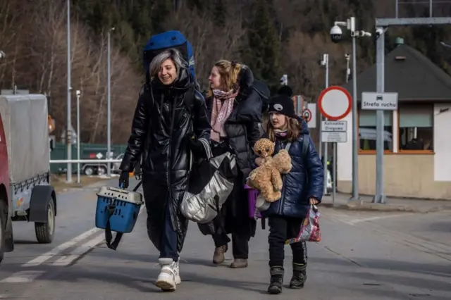 ये परिवार पैदल ही यूक्रेन से पोलैंड की तरफ़ बढ़ रहा है