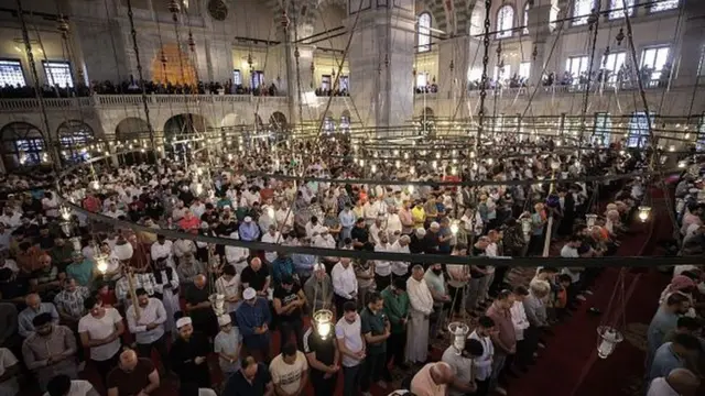 استانبول کې مسلمانان فاتج جامع جومات کې د اختر لمونځ کوي.