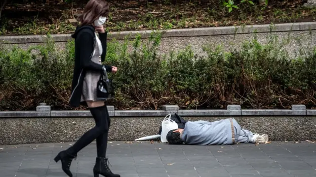 Бездомный в парке в Токио