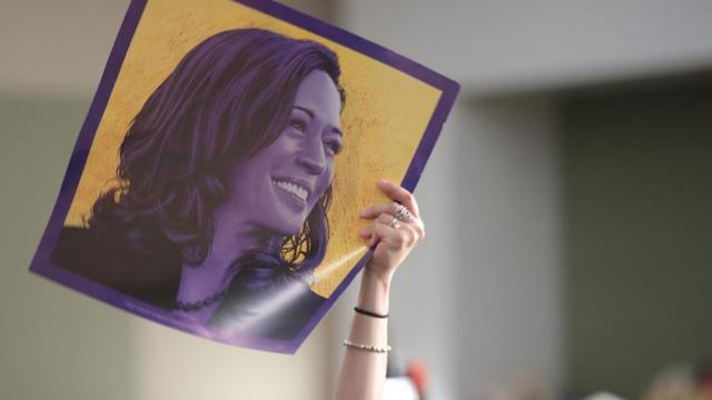 美國愛荷華州Des Moines一名民主黨參議員卡瑪拉·哈里斯（賀錦麗）支持者在集會上高舉其肖像海報（1/11/2019）