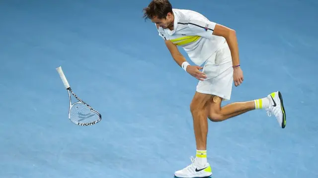 دنیل مدودف هنگام مسابقه راکتش را به زمین کوبید و شکست