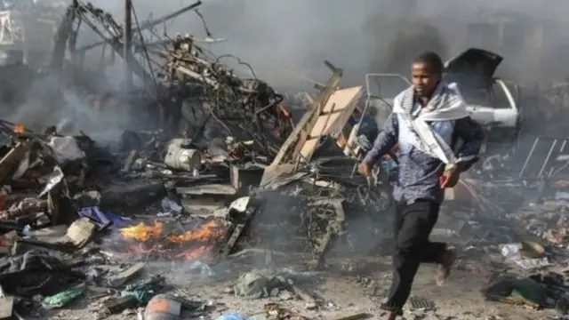 పేలుడు ధాటికి కుప్పకూలిన భవనం