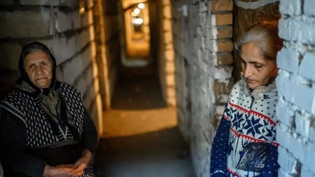 Zirzəmidə iki qadın