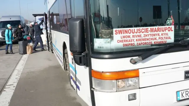 Pasajeros abordan un autobús en la ruta entre Mariúpol y la frontera con Polonia