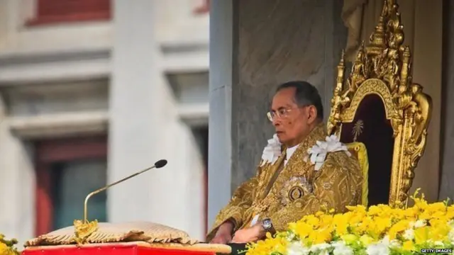 28 एप्रिल 1950ला त्या दोघांचे लग्न झाले. त्यानंतर एका आठवड्यानं बँकॉकचे नवीन सम्राट म्हणून त्यांचं राज्यारोहन झालं. अदून्यदेत यांच्या शासनाच्या कार्यकाळातील सुरुवातीच्या सात वर्षात थायलंडमध्ये लष्कराचा सत्तेवर ताबा होता आणि अदून्यदेत फक्त नावाचेच राजे होते. 1957च्या सप्टेंबरमध्ये जनरल धनराजत यांनी सत्तेवर कब्जा केला होता.