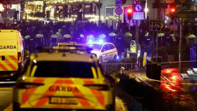 刃物襲撃事件の現場近くに抗議者たちが集まり、警察は治安部隊を派遣した(23日、ダブリン)