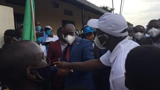 Bageze ku ruhande rw'u Burundi Minisitiri w'ubutegetsi bw'igihugu n'umutekano yahereje ibendera ry'igihugu umwe muri izi mpunzi zitahutse