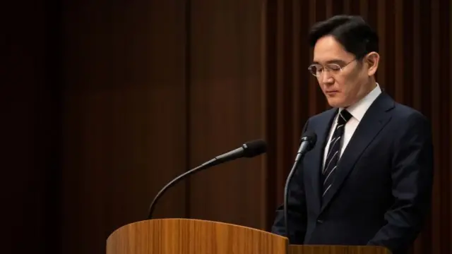 Ông Lee Jae-yong cúi đầu xin lỗi hôm thứ Tư
