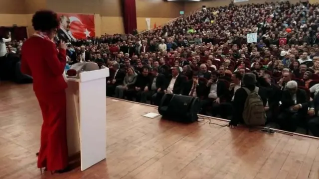 EYT Federasyonu Başkanı Gönül Boran, bir toplantıda katılımcılara seslenirken