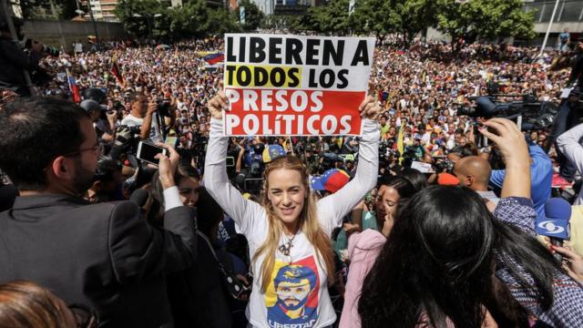 Lilian Tintori, esposa de Leopoldo López, con un cartel pidiendo la liberación de los detenidos.