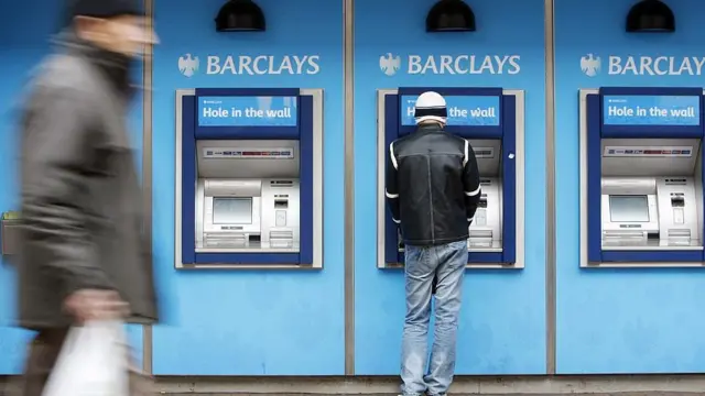 Hombre en un cajero automático