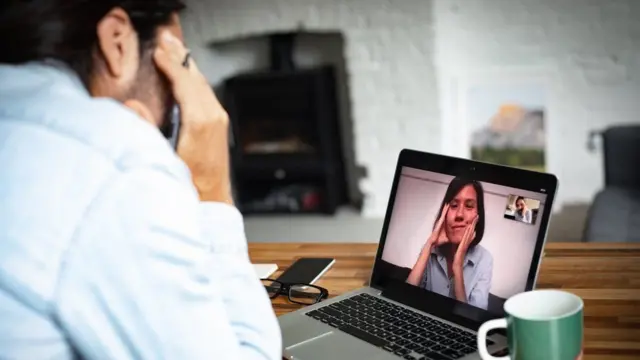 Homem conversa com mulher por meiocasa de aposta nordeste futebolvideochamadacasa de aposta nordeste futebollaptop