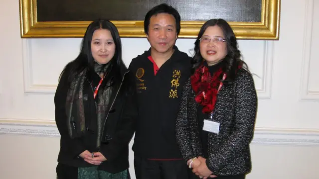 英國北愛爾蘭女王學院信息和通訊技術學老師呂玉山BEM（Yuk Shan LIU BEM，中立者）與妻子和女兒合照