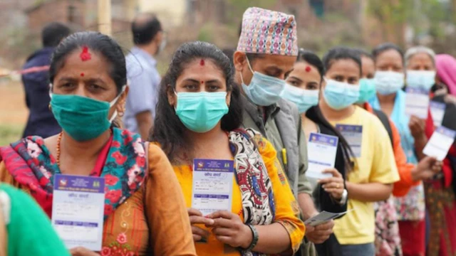 เจ้าหน้าที่สาธารณสุขของเนปาลเข้าแถวเพื่อรับวัคซีนซิโนฟาร์ม