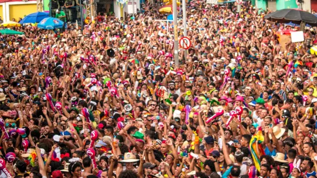 Multidãoafun ganhar dinheirorua do Recife durante desfile do Galo da Madrugada no ano passado