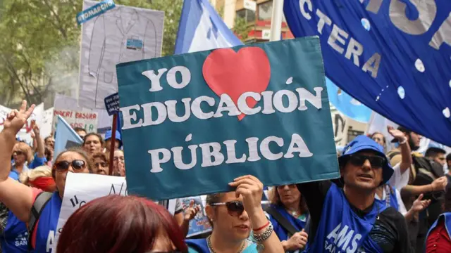 Los críticos de Macri lo acusan de querer privatizar la escuela pública. El presidente asegura que quiere mejorarla y propuso una reforma educativa para hacerlo.