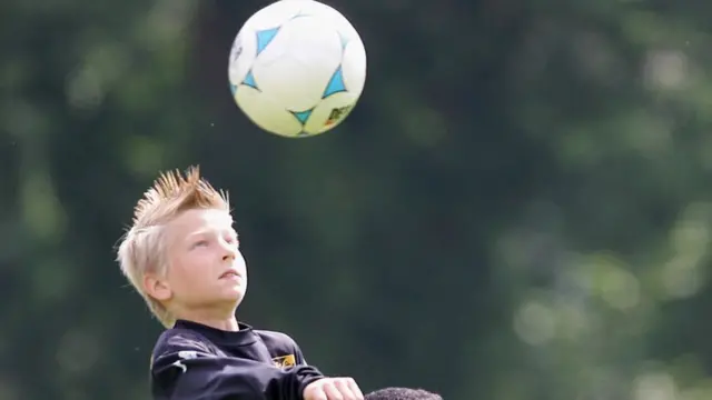 খেলায় হেড করার দৃশ্য