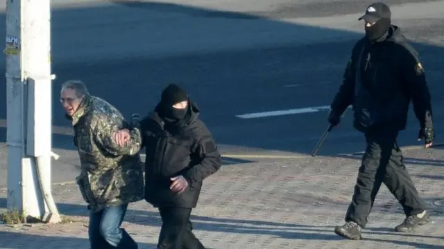 милия задерживает пожилого мужчину