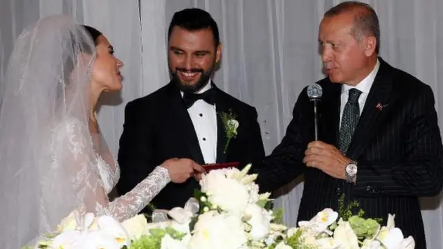 Erdoğan, doğum kontrolüyle ilgili görüşlerini nikâh şahidi olduğu şarkıcının düğününde dile getirdi.