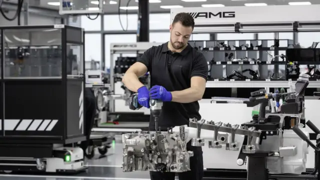 هر یک از موتورها به طور کامل توسط یک مهندس و با دست ساخته می‌شود