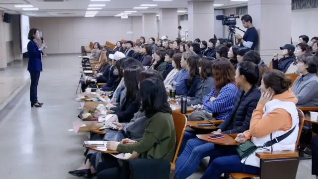 (캡션) 손경이 대표 강의를 듣기 위해 온 어머니들