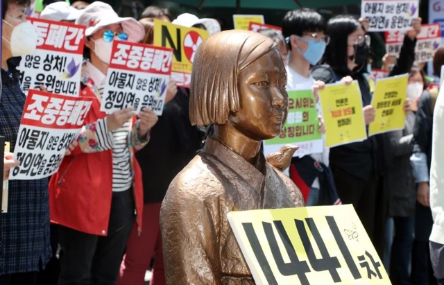 27일 집회 열린 수요집회. 이용수 할머니는 두 차례 기자회견을 통해 수요시위에 반대했다