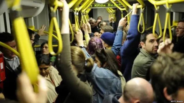 ਰੇਲ ਵਿੱਚ ਖੜ੍ਹੇ ਲੋਕ