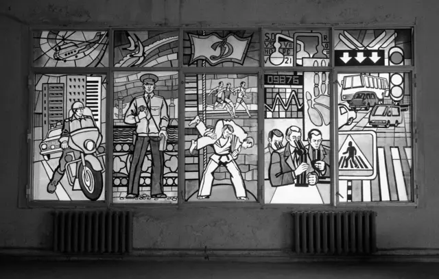 من از اینکه میدیدم هنرمندان آزادانه در خیابانها کارشان را میکنند، شگفتزده شدم وهمچنین وقتی این پاپآرت را در جایی که بعداً آکادمی پلیس لنینگراد شد، دیدم بیشترتعجب کردم. این آکادمی درساختمان صومعهای قدیمی قرار داشت و بر صفحههای بزرگ شیشهای نقاشیشده فعالیتهای پلیس شوروی را به سبک پاپ آرت به نمایش گذاشته بودند.