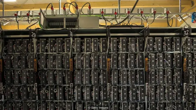 Computadoras de una "mina" de criptomonedas.